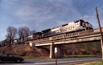 NS 8681 leads a northbound NS train towards Glenwood Yard